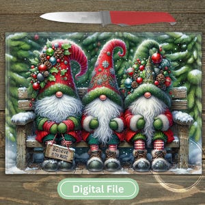 Könnte beinhalten: Rechteckige digitale Datei mit drei Weihnachtszwergen, die auf einer Holzbank in einem verschneiten Wald sitzen. Die Zwerge tragen rote und grüne Outfits mit weißen Bärten und festlichen Hüten. Ein Schild liest "Believe in the MAGIC". Ein Messer mit rotem Griff befindet sich darüber.