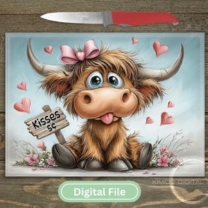 Può includere: Un tagliere decorativo con una mucca delle Highlands dei cartoni animati con un fiocco rosa, circondata da cuori e fiori. La mucca tira fuori la lingua e un cartello dice "Kisses 5¢". Un coltello con manico rosso è posizionato sopra.