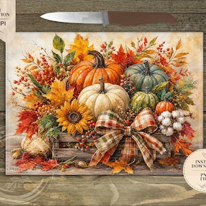 Könnte beinhalten: Eine digitale Illustration einer Holzkiste gefüllt mit Kürbissen, Sonnenblumen, Herbstblättern, Beeren und Baumwollzweigen. Eine große karierte Schleife ist vorne an der Kiste befestigt. Das Bild enthält Textbeschriftungen für hohe Auflösung und Sofort-Download.