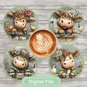 Può includere: Quattro stampe artistiche digitali rotonde con una mucca delle Highlands dei cartoni animati con accenti floreali e una tazza di caffè con latte art. Le illustrazioni delle mucche hanno uno stile rustico, acquerello, con polli e fiori. Il testo "Digital File" è in basso.