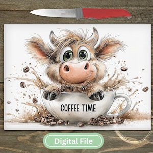 Può includere: Un tagliere rettangolare bianco con una mucca dei cartoni animati in una tazza di caffè, con le parole "COFFEE TIME" stampate sulla tazza. Chicchi di caffè e schizzi circondano la tazza. Un coltello con manico rosso è sopra.