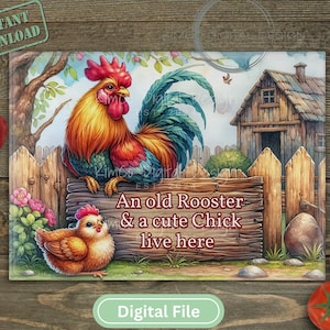 以下が含まれることがあります： 木製のフェンスの前にいる雄鶏とひよこのカラフルなイラスト。雄鶏は赤、黄、緑色。ひよこは黄色。木製の看板に「An old Rooster & a cute Chick live here」という文字が書かれている。