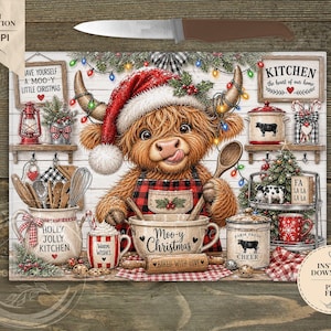 Peut inclure: Une illustration numérique d'une vache Highland poilue portant un bonnet de Père Noël et un tablier à carreaux rouges et noirs, tenant une cuillère en bois. La scène présente des articles de cuisine avec les textes "Moo-y Christmas", "Holly Jolly Kitchen" et "Baked with Love", sur un fond en lambris blanc avec des guirlandes lumineuses festives.
