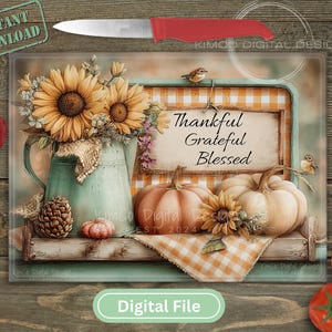 Könnte beinhalten: Ein dekoratives Schneidebrett mit Herbstthema. Es zeigt Sonnenblumen, Kürbisse und den Text "Thankful, Grateful, Blessed". Ein Messer mit rotem Griff befindet sich über dem Brett. Die Wörter "Instant Download" und "Digital File" sind ebenfalls sichtbar.