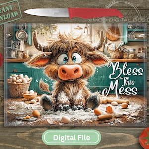 Puede incluir: Tabla de cortar rectangular con un diseño de vaca de las Tierras Altas de dibujos animados. La vaca está en un entorno de cocina con el texto "Bless This Mess". Un cuchillo rojo está encima. Archivo digital.