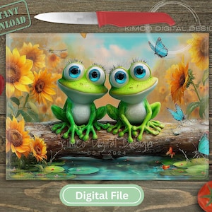 Può includere: Un tagliere decorativo in vetro con due rane dei cartoni animati con grandi occhi blu, sedute su un tronco davanti a girasoli e farfalle. Il tagliere ha il testo "Kimco Digital Design EST 2024" e "Digital File". Un coltello rosso è sopra.