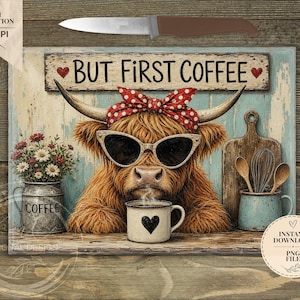 Pode incluir: Uma impressão gráfica digital apresentando uma vaca Highland castanha usando uma faixa de bolinhas vermelhas e brancas e óculos de sol pretos. A vaca segura uma caneca branca com um coração preto. O texto diz BUT FIRST COFFEE.