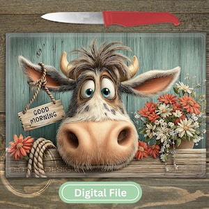 Peut inclure: Un tableau rectangulaire présente un visage de vache de dessin animé avec de grands yeux bleus et un pelage brun et blanc. Une petite pancarte en bois avec "GOOD MORNING" est suspendue à l'oreille de la vache. Un couteau à manche rouge est au-dessus.