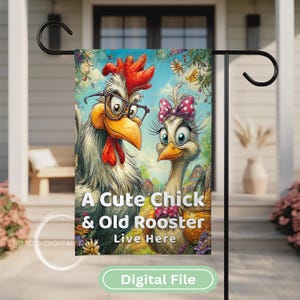 Può includere: Una bandiera da giardino con un'illustrazione di un gallo con gli occhiali e una gallina con un fiocco. La bandiera recita "A Cute Chick & Old Rooster Live Here" e "Digital File". Lo sfondo è una colorata scena di fattoria.