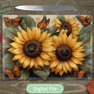 Könnte beinhalten: Ein rechteckiges Glasschneidebrett mit einer lebendigen Illustration von zwei großen gelben Sonnenblumen mit dunkelbraunen Mitten, umgeben von grünen Blättern und vier orange-schwarzen Monarchfaltern. Der Text KimCo Digital Design EST 2024 ist sichtbar.