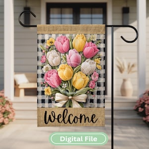 Puede incluir: Bandera de jardín con un ramo de tulipanes rosas, amarillos y blancos atados con un lazo blanco. La bandera tiene un fondo a cuadros blanco y negro con la palabra "Welcome". Se muestra en un soporte de metal negro. Archivo digital.
