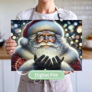 Puede incluir: Una impresi&oacute;n digital de Pap&aacute; Noel, con un abrigo y sombrero rojos con ribete de piel blanca, sosteniendo part&iacute;culas brillantes en sus manos enguantadas. El fondo est&aacute; borroso con luces bokeh. El texto "Digital File" est&aacute; en la parte inferior.