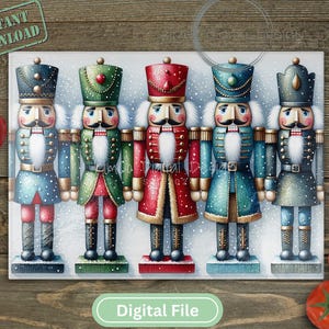 Könnte beinhalten: Fünf farbenfrohe Nussknackerfiguren stehen in einer Reihe vor einem schneeweißen Hintergrund. Jeder Nussknacker trägt eine Uniform in einer anderen Farbe mit goldenen Akzenten. Die Nussknacker lächeln alle und haben ein skurriles Aussehen.