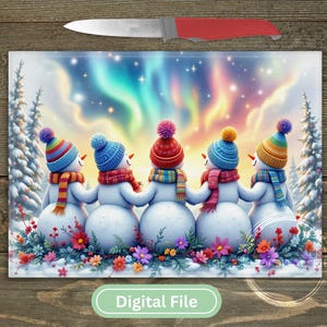 Pode incluir: Uma tábua de cortar retangular com uma cena de inverno com cinco bonecos de neve usando chapéus e cachecóis coloridos, de mãos dadas. O fundo mostra uma aurora boreal colorida e árvores cobertas de neve. Uma faca com cabo vermelho repousa em cima. As palavras "Digital File" estão na parte inferior.
