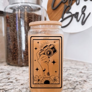 Carte de tarot Le photographe Verre à bière transparent avec couvercle en bambou / Tasse à café pour photographe / Cadeau pour photographe