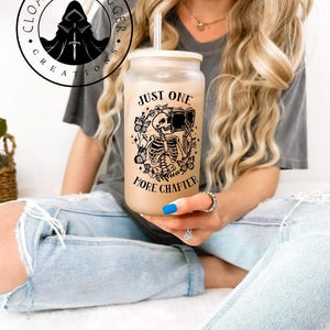 Just One More Chapter Frosted Beer Glass with Bamboo Lid / Gift for Reader / Book Lover Cup / Reusable Cup and Straw / Coffee Cup