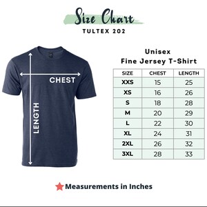 Puede incluir: Tabla de tallas para una camiseta de punto fino unisex. La tabla muestra las tallas desde la XXS hasta la 3XL con las medidas de pecho y longitud correspondientes en pulgadas.