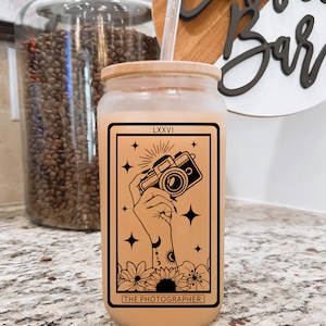Carte de tarot Le photographe Verre à bière dépoli avec couvercle en bambou / Tasse à café pour photographe / Cadeau pour photographe