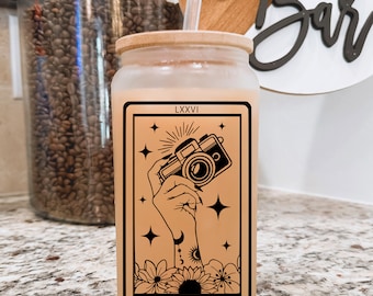 The Photographer Tarot Card Frosted Beer Glass with Bamboo Lid / Photographer Coffee Cup / Photographer Gift