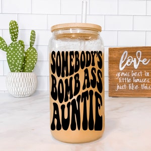 Somebody&#39;s Bomb Ass Auntie Beer Glass with Bamboo Lid /  Auntie Gift / Gift for Auntie / Reusable Cup and Straw