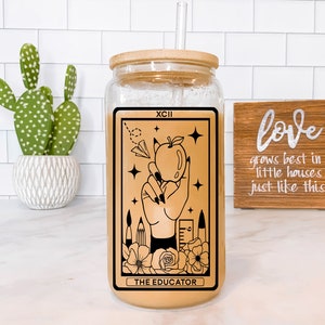 Carte de tarot de l'éducateur Verre à bière transparent avec couvercle en bambou / Cadeau pour enseignant / Cadeau pour enseignant / Tasse à café pour enseignant / Tasse réutilisable