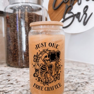 Just One More Chapter Clear Beer Glass with Bamboo Lid / Gift for Reader / Book Lover Cup / Reusable Cup and Straw / Coffee Cup