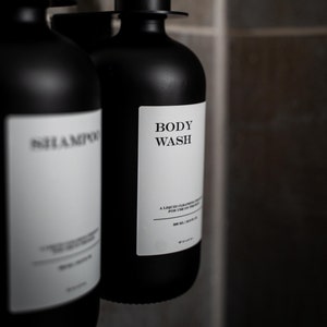 Duschspenderset inkl. selbstklebender Wandhalterungen und Flaschen I Seifenspender aus Glas in mattem Schwarz I Spenderflasche mit Label Bild 4
