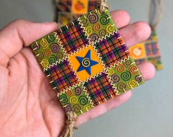 Colcha de retalhos com estrela azul no centro, espirais e padrão xadrez (enfeite de parede)