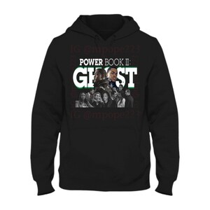 以下が含まれることがあります： 黒のフード付きスウェットシャツに、緑と白のグラフィックプリントで「POWER BOOK II: GHOST」の文字と人々のグループが描かれています。フード付きスウェットシャツには、茶色の「IG @mpope223」の文字がプリントされています。