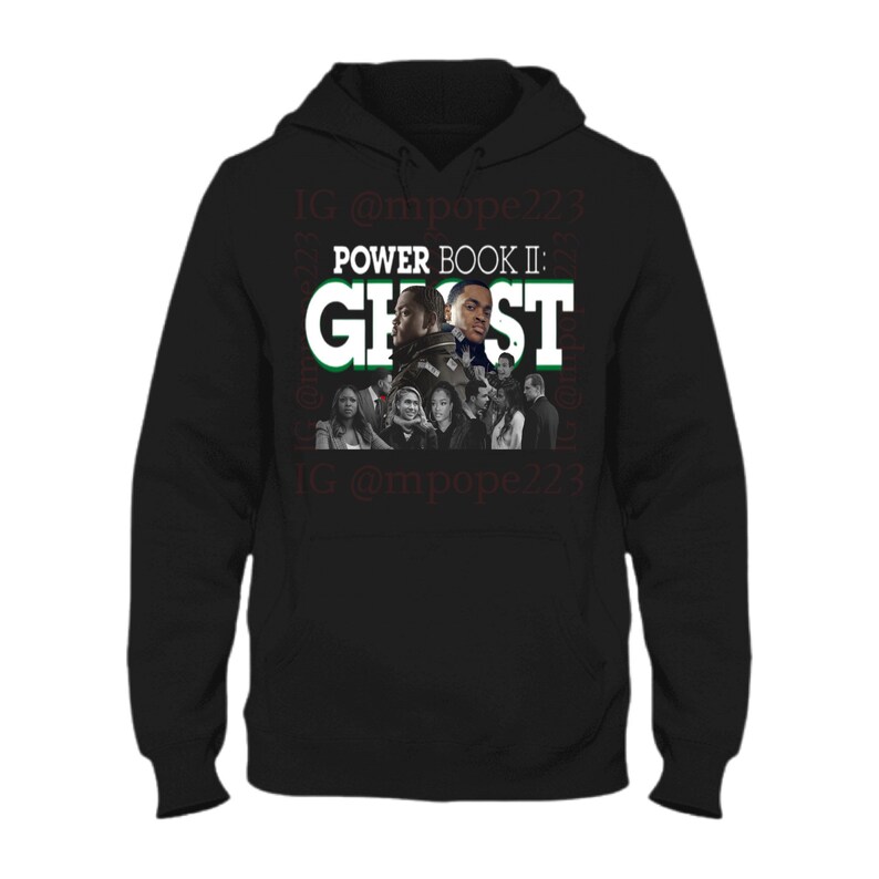以下が含まれることがあります： 黒のフード付きスウェットシャツに、緑と白のグラフィックプリントで「POWER BOOK II: GHOST」の文字と人々のグループが描かれています。フード付きスウェットシャツには、茶色の「IG @mpope223」の文字がプリントされています。