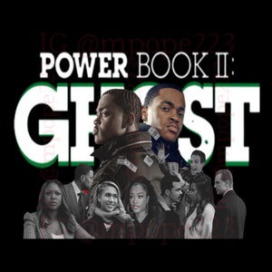 以下が含まれることがあります： テレビ番組「パワーブックII：ゴースト」のキャストの白黒写真。番組のタイトルは、緑色の輪郭のある大きな白い文字で書かれています。キャストのメンバーは全員カメラを見ています。
