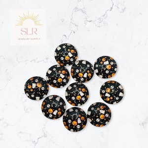 Peut inclure: Dix cabochons ronds en verre noir avec un imprimé sur le thème d'Halloween de fantômes et de citrouilles. Les cabochons mesurent environ 2,5 cm de diamètre.