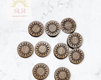 Puede incluir: Diez adornos de madera en forma de sol con un acabado de grano de madera marrón. El diseño del sol está grabado en negro.