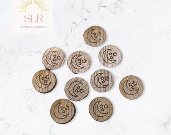 Puede incluir: Diez adornos redondos de madera con un diseño de luna creciente y estrellas. Los adornos son de color marrón claro y tienen una veta de madera natural.