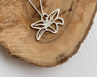 Collar de flor de lirio de plata esterlina: colgante floral hecho a mano