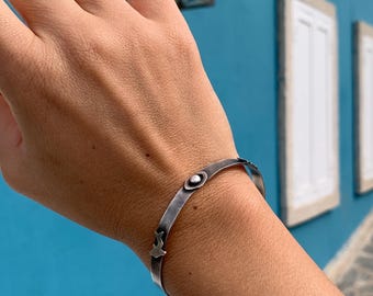 Bracelet jonc dauphin en argent : manchette réglable avec breloque oeil maléfique, bijoux de créateur artisanaux