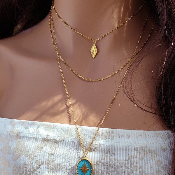 Collier HELIOS, chaîne dorée acier inoxydable, bohème trois rangs pendentif pierre turquoise • Jewellery • Bijoux femmes • Idée cadeau