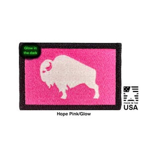 Toppa tattica rosa, distintivo morale fosforescente raffigurante un bisonte americano, regalo per lei, con chiusura a strappo, prodotto negli Stati Uniti.