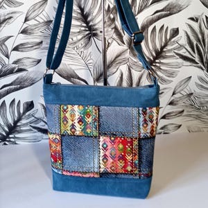 Schoudertas van effen blauw canvas en bedrukt canvas met patchwork-effect