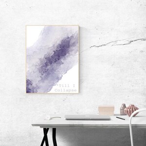 Könnte beinhalten: Ein gerahmter Druck mit einem abstrakten Aquarell-Design in Lila und Weiß. Der Text "Till I Collapse" ist unten auf dem Druck in Weiß gedruckt.