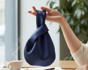 Marineblaue Satintasche mit japanischem Knotenmuster: Handgelenktasche, dunkelblaue Handtasche, Abendclutch
