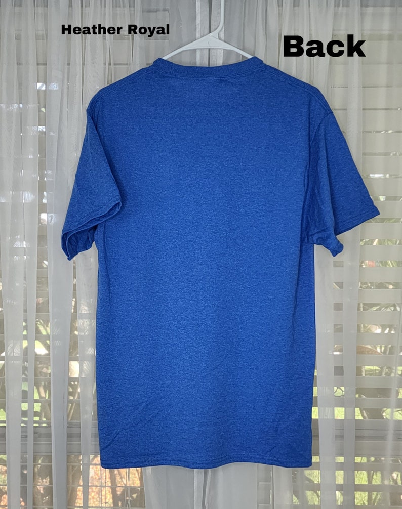 Peut inclure: Un t-shirt bleu royal chin&eacute; &agrave; manches courtes. L'arri&egrave;re du t-shirt est montr&eacute;.