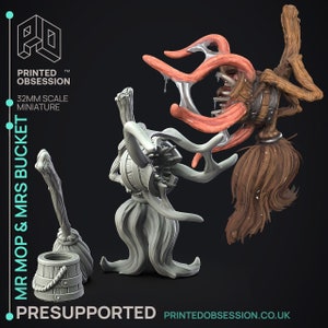 Könnte beinhalten: Ein 32-mm-Miniatur-Set mit einer grotesken Kreatur mit einem Besen, einem Eimer und einer verdrehten, organischen Form. Die Kreatur hat einen braunen Besen, einen grauen Eimer und einen hellgrauen Körper. Der Text "MR MOP & MRS BUCKET" ist sichtbar.