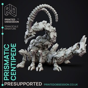 Puede incluir: Miniatura a escala de 32 mm de un Prismatic Centipede, una criatura de fantas&iacute;a detallada con un cuerpo segmentado, m&uacute;ltiples patas y un cuerno curvo segmentado. El modelo est&aacute; pre-soportado y presenta el logotipo de Printed Obsession.