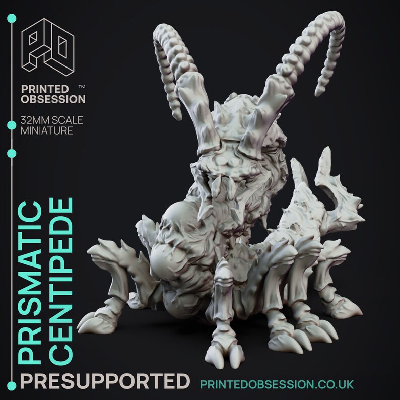 Puede incluir: Miniatura gris de un Prismatic Centipede a escala de 32 mm. La criatura presenta grandes cuernos curvados y m&uacute;ltiples patas, con una superficie texturizada y detallada. El texto "PRINTED OBSESSION" y "PRESUPPORTED" son visibles.