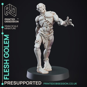 Könnte beinhalten: Eine 32-mm-Miniatur eines Flesh Golem, einer blassen, untoten Kreatur mit freiliegender Muskulatur und vernähten Wunden. Die Figur steht auf einem schwarzen Sockel, mit den Worten "Printed Obsession" und "Presupported" sichtbar.
