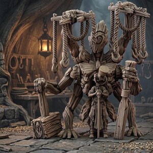 Puede incluir: Escultura de madera detallada de una criatura fantástica con múltiples brazos, sosteniendo un mazo y una viga de madera. La criatura tiene un sombrero de copa y está acompañada por una figura más pequeña. Cuerdas y ganchos cuelgan de sus brazos. El escenario es un taller con poca luz.