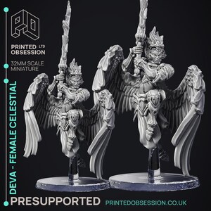 Puede incluir: Dos figuras en miniatura de resina gris a escala 32 mm de una Deva Female Celestial, cada una con grandes alas emplumadas, armadura ornamentada y una espada larga en alto. El texto Printed Obsession y Deva Female Celestial es visible.