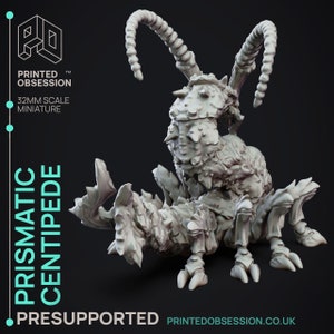 Puede incluir: Miniatura de 32 mm de un ciempi&eacute;s prism&aacute;tico, una criatura de fantas&iacute;a detallada. El modelo es de color gris claro con superficies texturizadas, m&uacute;ltiples patas y antenas grandes y curvas. El texto "Printed Obsession" y "Presupported" son visibles.