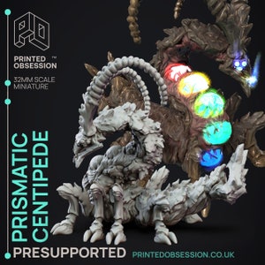 Puede incluir: Miniatura a escala de 32 mm de un ciempi&eacute;s prism&aacute;tico, una criatura de fantas&iacute;a con cuerpo segmentado y m&uacute;ltiples patas. El modelo es principalmente blanco con una superficie texturizada. El texto "Prismatic Centipede" y "Presupported" es visible.